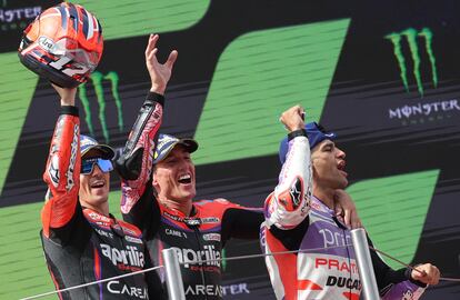 Aleix Espargaró celebra en el podio junto a Maverick Vinales y Jorge Martín.