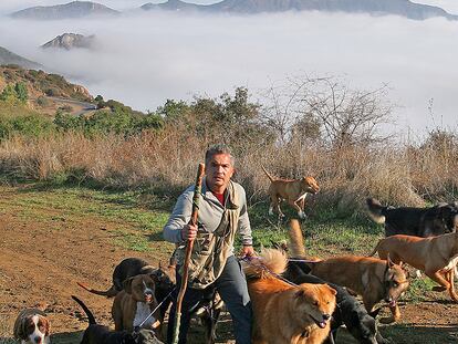 César Millán acompañado por sus perros