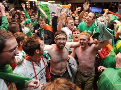 Aficionados irlandeses, durante el partido ante Espa&ntilde;a.