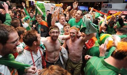 Aficionados irlandeses, durante el partido ante España.