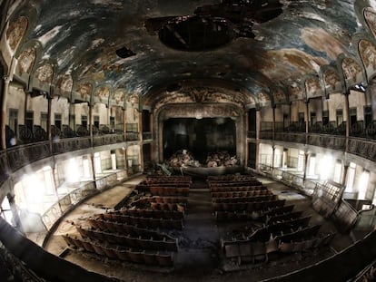 Panorámica del interior en ruinas del teatro Cervantes de Tánger, en 2013.