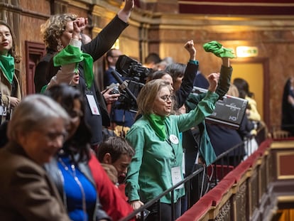 Varias personas celebran desde la tribuna de invitados de la Asamblea francesa la modificación constitucional sobre el aborto.