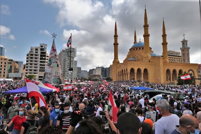 En la imagen, vista general de la manifestación, esta tarde en Beirut. 