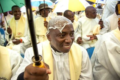 La misa oficiada en la Universidad de Nairobi ha sido el acto más celebrado por la población keniana.