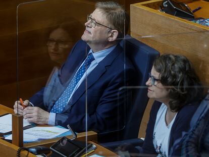 El presidente de la Generalitat valenciana, Ximo Puig, junto a la vicepresidenta, Mónica Oltra, durante una sesión de control en las Cortes, el 9 de junio.