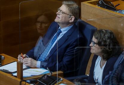 El presidente de la Generalitat valenciana, Ximo Puig, junto a la vicepresidenta, Mónica Oltra, durante una sesión de control en las Cortes, el 9 de junio.