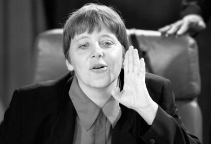 Angela Merkel, en una reuni&oacute;n de gabinete en abril de 1994, cuando era ministra de Medio Ambiente