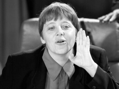 Angela Merkel, en una reuni&oacute;n de gabinete en abril de 1994, cuando era ministra de Medio Ambiente