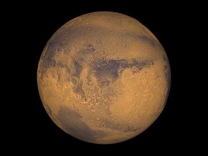 Marte se le conoce también como el planeta rojo. Se le llama así por el color rojizo de su superficie, el cual es debido a la gran cantidad de óxido de hierro que contiene. Ese color rojizo se puede comprobar gracias a esta imagen del planeta captada por un satélite.