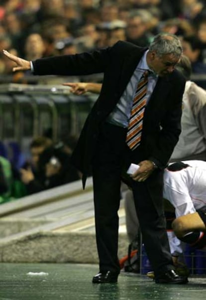 Claudio Ranieri, tenso, junto al banquillo valencianista.