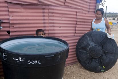La sequía y la falta de agua es el mayor problema para los habitantes de Portete. Un camión cisterna pasa una vez al mes por sus casas para llenar de agua sus tanques, pero afirman que con lo que dejan no les alcanza teniendo en cuenta que los wayuu son familias numerosas.