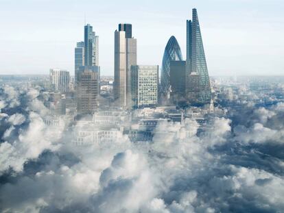 Rascacielos del distrito financiero de Londres, rodeado de nubes.