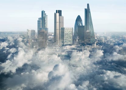 Rascacielos del distrito financiero de Londres, rodeado de nubes.