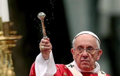 El papa Francisco oficia la misa de Pentecost&eacute;s.