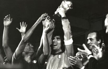 Zoff levanta la Copa del Mundo ante el rey Juan Carlos.