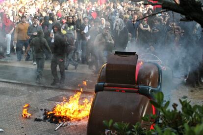 Contenedor ardiendo delante de la sede del Departamento de Educación de la Generalitat en la manifestación alternativa por la zona alta de Barcelona en el Dia Internacional del Trabajo, en 2011.