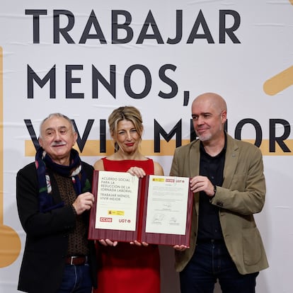 MADRID, 20/12/2024.- La vicepresidenta segunda del Gobierno y ministra de Trabajo, Yolanda Daz (C), firma este viernes con los secretarios generales de CCOO y UGT, Unai Sordo (d) y Pepe ?lvarez (i), respectivamente, el acuerdo alcanzado entre el Ejecutivo y los sindicatos para reducir la jornada laboral a 37 horas y media en 2025 sin reduccin salarial. EFE/ Rodrigo Jimenez
