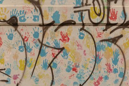 La escuela primaria Constitución de 1857 ahora se encuentra llena de graffitis debido a la falta de afluencia en la zona. De acuerdo con la Secretaría de Educación Pública (SEP), entre el 90 y 95% de las escuelas de la Ciudad de México están en operación. Se prevé que en los 32 Estados comiencen clases presenciales, pero a diferentes velocidades.