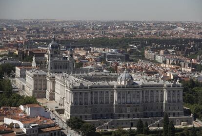 Hoy, a falta de la inauguración, el proyecto no tiene nada que ver con el que presentó Wanda. La fachada sigue intacta. Un elemento que el grupo chino quería cambiar radicalmente. Tras la compra del grupo Riu se decidió que fuera como la original. Para ello han hecho un tratamiento de limpieza especial conocido como “hidrofugante”, para que no tenga humedades. La última vez que se restauró fue en 1997. En la imagen, las vistas del Palacio Real.