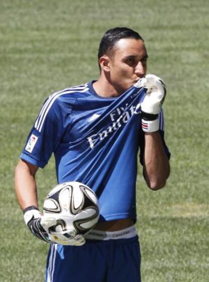 Keylor Navas besa en el escudo del Madrid durante su presentación