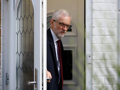 El líder del Partido Laborista, Jeremy Corbyn, a las puertas de su domicilio en Londres este lunes