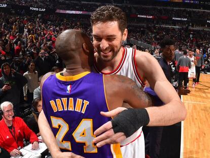 Gasol y Bryant se abrazan en un partido de la NBA en 2016.