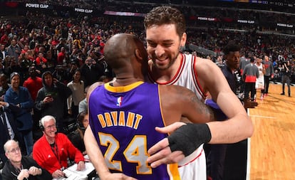 Gasol y Bryant se abrazan en un partido de la NBA en 2016.