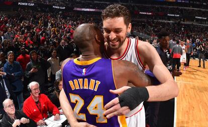 Gasol y Bryant se abrazan en un partido de la NBA en 2016.