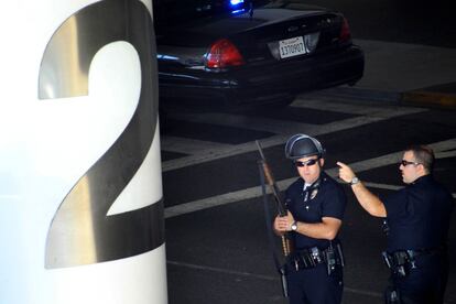 Dos agentes de polic&iacute;a, en la terminal 2 de aeropuerto. 