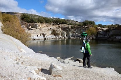 Uno de los trabajadores de Google toma imágenes del parque nacional de Guadarrama para incluirlas en el proyecto. 