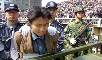 Un prisionero es exhibido en China en 2001 antes de su ejecución.