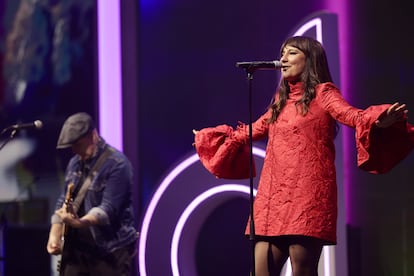 Amaral interpretando 'Dolce Vita' en los premios Cadena Dial. Imagen cedida por la organización.