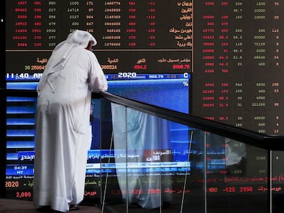 Um investidor diante de um painel da Bolsa do Kuwait, no domingo.