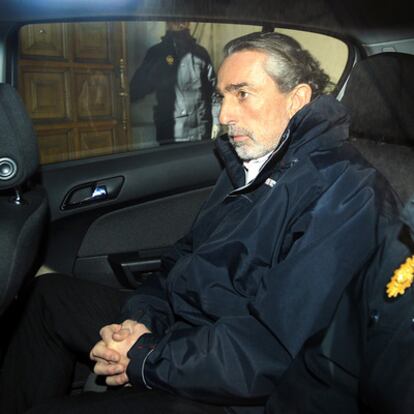 El cerebro de la trama Gürtel, Francisco Correa, durante un traslado al tribunal.