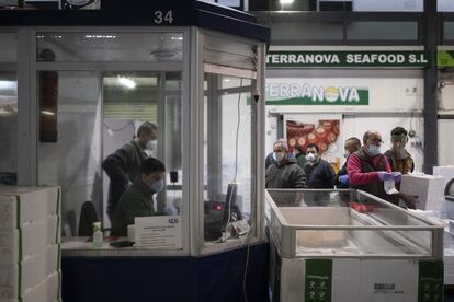 Cada 10 minutos aproximadamente, por la megafonía, se emiten mensajes de prevención por la covid-19, indicando el uso obligatorio de protección con mascarillas y guantes, además de guardar una distancia de seguridad mínima de dos metros.