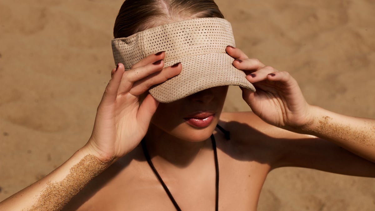 El accesorio del verano es esta visera de paja para protegerte del sol con&hellip;
