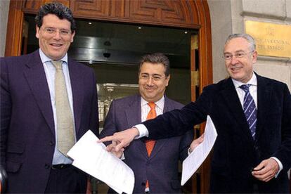 Tarno, Zoido y Raynaud, tras presentar en la fiscalía denuncias por supuesta corrupción en Sevilla.