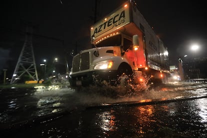 Un camión transita por la avenida Ejército de Oriente Indeco II Issste, al oriente de la capital mexicana, inundada tras las fuertes lluvias registradas la noche de este lunes.