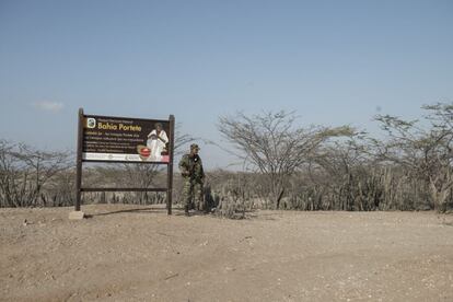 Un militar en la entrada del Parque Nacional de Bahía Portete, creado el 20 de diciembre de 2014 en territorio wayúu. Esto representa una buena noticia para los indígenas porque impide que las personas que llegaron a la zona durante los últimos 10 años con afanes económicos, lleven a cabo cualquier iniciativa.