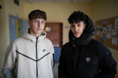 A Rubén (a la izquierda) y Mohamed, de 16 años, no les ha ido muy bien en los estudios, pero son conscientes de las pocas posibilidades que tienen si salen al mercado sin ninguna formación. Ahora están haciendo un curso de orientación laboral en el Centro Vallès de educación a lo largo de la vida. El objetivo es que se reenganchen de alguna manera, en FP o educación de adultos, cuenta Isidre Vallés. Él es el encargado de sacar el máximo partido a toda una serie de servicios de orientación (laboral y académica), formación continua y ocupacional, acreditación de competencias, búsqueda de empleo... "Muchas chicos nos llegan derivados de los institutos de la ciudad, a ver qué les podemos ofrecer. Y lo que está claro es que tiene que ser una alternativa distinta a lo que estaban haciendo". 