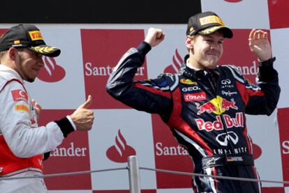 Sebastian Vettel celebra en el podio su victoria con Lewis Hamilton, a la izquierda.