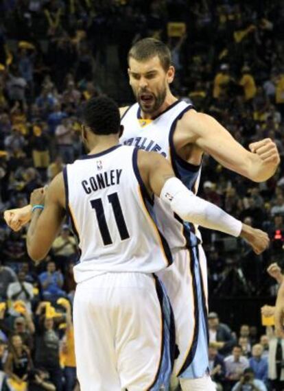 Conley celebra con Marc Gasol una canasta durante un partido ante Portland