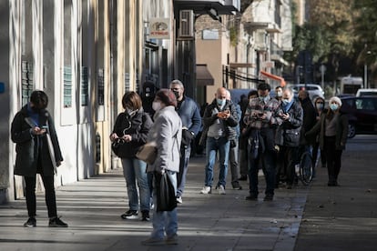 Cola en una oficina de Correos de Barcelona para votar para las elecciones catalanas del 14 de febrero.