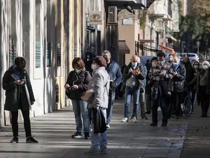 Cola en una oficina de Correos de Barcelona para votar para las elecciones catalanas del 14 de febrero.