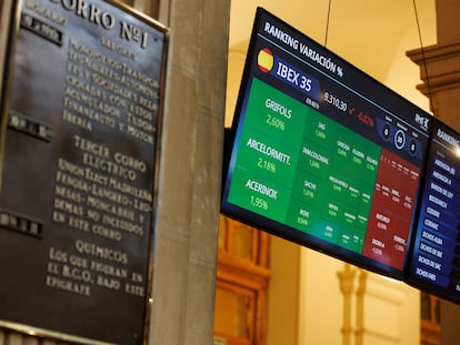 Un panel de cotización del Ibex, en el Palacio de la Bolsa de Madrid.