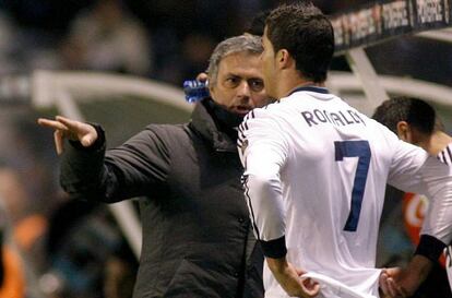 Mourinho da instrucciones a Cristiano.