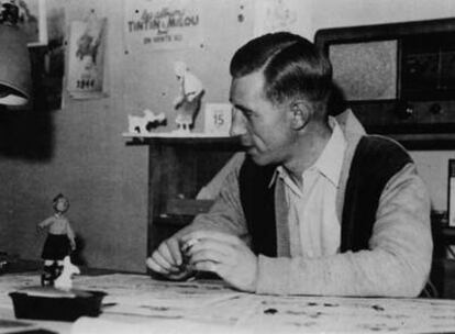 Hergé, en su taller de trabajo, observa un muñeco de su célebre personaje.