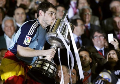 Casillas besa la copa justo antes del alzarla ayer en Mestalla tras conseguir el Real Madrid su primera Copa del Rey en 18 años.