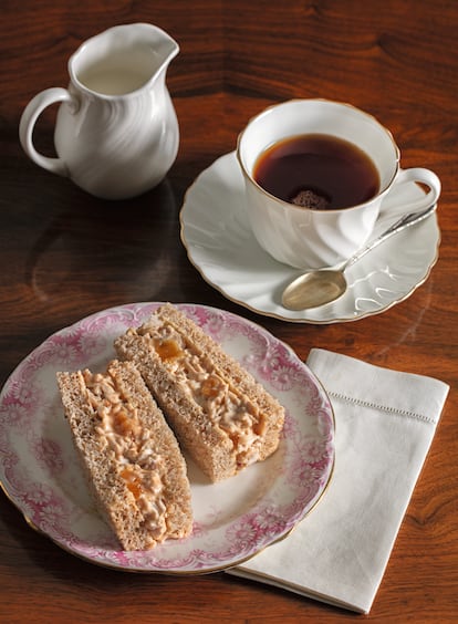 Fotografía extraída del libro 'Cooking and the Crown' de Tom Parker Bowles, publicado por Aster. Acompaña a la receta de sándwiches de pollo de coronación, llamados así porque se sirvieron en la coronación de Isabel II.