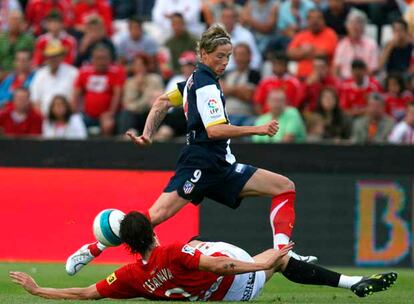 César Navas intercepta una penetración de Fernando Torres.